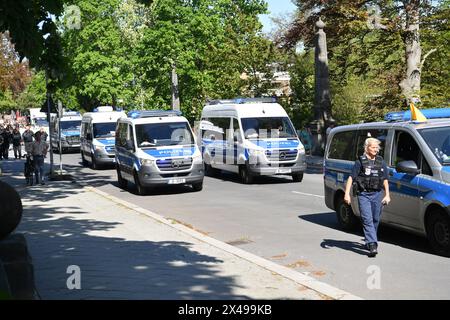 Berlin, Allemagne. 01 mai 2024. Les forces de police accompagnent la manifestation de satire de gauche colorée 'razzia im Grunewald - Kapitalverbrechen aufklären'. Les participants marchent de Johannaplatz à la gare de Grunewald. Crédit : Paul Zinken/dpa/Alamy Live News Banque D'Images