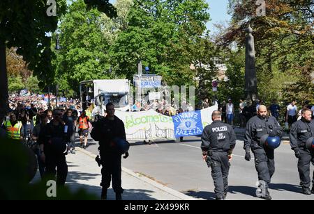 Berlin, Allemagne. 01 mai 2024. Participants à la démonstration de satire de gauche colorée 'RAID in Grunewald - résoudre les crimes capitaux'. Les participants marchent de Johannaplatz à la gare de Grunewald. Crédit : Paul Zinken/dpa/Alamy Live News Banque D'Images