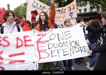 Paris, France. 01 mai 2024. © PHOTOPQR/LE PARISIEN/Olivier Arandel ; Paris ; 01/05/2024 ; Paris, France mercredi 1er mai 2024 le cortège parisien part de la place de la République à 14 heures direction la place de la Nation. 15 000 à 30 000 personnes sont attendues dans la capitale LP/Olivier Arandel - défilés traditionnels et manifestations dans les rues le jour de mai en France *** local Caption *** LP/ Olivier Arandel crédit : MAXPPP/Alamy Live News Banque D'Images