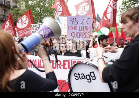 Paris, France. 01 mai 2024. © PHOTOPQR/LE PARISIEN/Olivier Arandel ; Paris ; 01/05/2024 ; Paris, France mercredi 1er mai 2024 le cortège parisien part de la place de la République à 14 heures direction la place de la Nation. 15 000 à 30 000 personnes sont attendues dans la capitale LP/Olivier Arandel - défilés traditionnels et manifestations dans les rues le jour de mai en France *** local Caption *** LP/ Olivier Arandel crédit : MAXPPP/Alamy Live News Banque D'Images