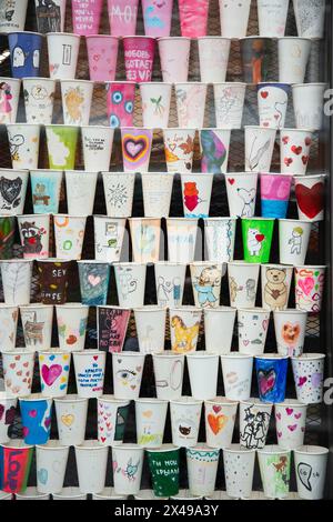 Vladikavkaz, Russie - 01 mai 2024 : ensemble de gobelets en carton organique et écologique zéro déchet avec différentes impressions Banque D'Images