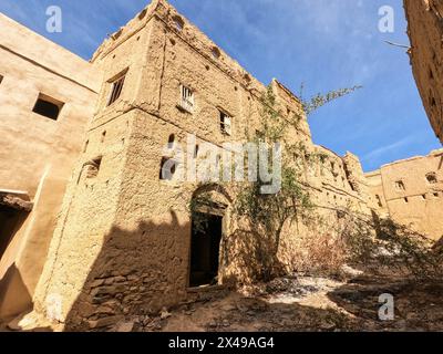 Chute des ruines de briques de boue du vieux village d'Al Hamra, Oman Banque D'Images