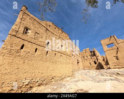 Chute des ruines de briques de boue du vieux village d'Al Hamra, Oman Banque D'Images