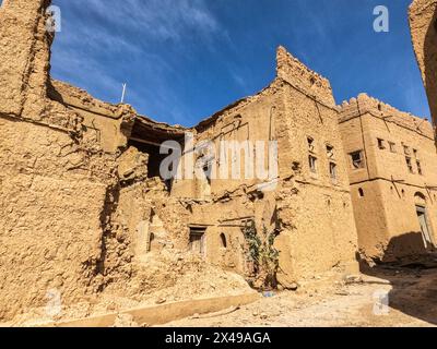 Chute des ruines de briques de boue du vieux village d'Al Hamra, Oman Banque D'Images