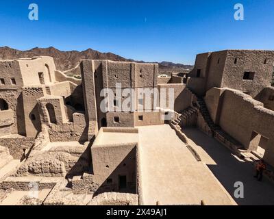 Vue sur le fort de Bahla, classé au patrimoine mondial de l'UNESCO, Bahla, Oman Banque D'Images