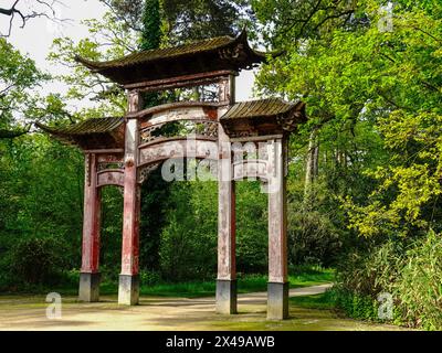 Entrée au jardin d'Agronomie tropicale René-Dumont, porte chinoise, vestiges de l'exposition coloniale de 1907, Paris, France. Banque D'Images