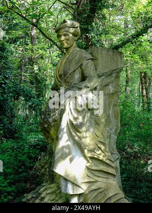 Statue, exposition coloniale de 1931, une femme représentant la gloire de l'expansion coloniale, jardin d'Agronomie tropicale René-Dumont, Paris, France. Banque D'Images