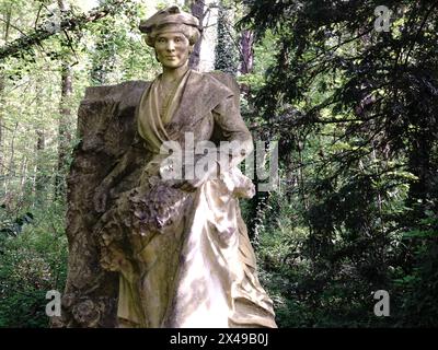 Statue, exposition coloniale de 1931, une femme représentant la gloire de l'expansion coloniale, jardin d'Agronomie tropicale René-Dumont, Paris, France. Banque D'Images