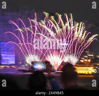 Hong Kong, Chine. 1er mai 2024. Les gens regardent un feu d'artifice au port de Victoria à Hong Kong, dans le sud de la Chine, le 1er mai 2024. Crédit : Chen Duo/Xinhua/Alamy Live News Banque D'Images
