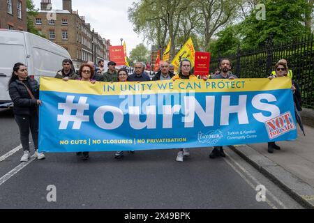 Londres, Royaume-Uni, 1er mai 2024. Des manifestants participent à la manifestation annuelle des travailleurs du 1er mai. Banque D'Images