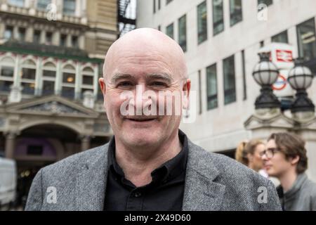 Londres, Royaume-Uni. 1er mai 2024. Mick Lynch, secrétaire général du Syndicat national des travailleurs des chemins de fer, des Maritimes et des transports, en route pour un rassemblement à Trafalgar Square le 1er mai, Journée internationale des travailleurs. L’événement annuel est célébré depuis plus de 130 ans à Londres en solidarité avec la classe ouvrière. Des événements similaires ont lieu dans d'autres pays. Credit : Stephen Chung / Alamy Live News Banque D'Images