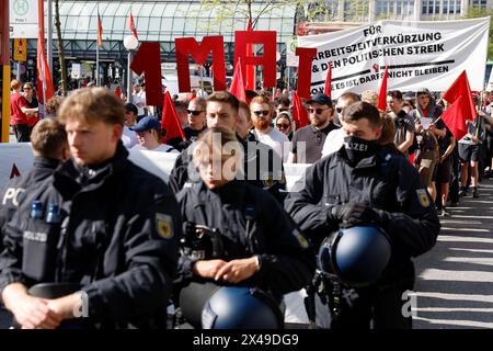 Hambourg, Allemagne. 01 mai 2024. Des policiers accompagnent la « manifestation révolutionnaire du jour de mai » organisée par la construction rouge. Sous le slogan «Guerre, crise, capitalisme - il ne doit pas rester tel qu'il est», la manifestation devait conduire par Georg, Hohenfelde et Eilbek à la station de S-Bahn Landwehr, entre autres. Crédit : Axel Heimken/dpa/Alamy Live News Banque D'Images