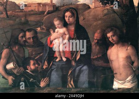 BELLINI, Giovanni (né vers 1426, Venezia, d. 1516, Venezia) Vierge et enfant avec quatre Saints et donateur 1507 huile sur bois, 90 x 145 cm S. Francesco della Vigna, Venise une des compositions de 'Sacra conversazione' de l'artiste, signée et datée comme 'IOANNES BELLINVS / M.D.VII'. Les quatre saints sont Jean-Baptiste et François à gauche, Jérôme et Sébastien à droite. Le tableau appartenait probablement au retable Chist couronné d'épines (aujourd'hui à Stockholm) qui a été donné à Louis XII, roi de France. --- mots-clés : ------------- Auteur : BELLINI, Giovanni Banque D'Images