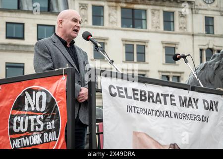 Londres, Royaume-Uni. 1er mai 2024. Mick Lynch, secrétaire général du Syndicat national des travailleurs des chemins de fer, des Maritimes et des transports, prend la parole lors d'un rassemblement à Trafalgar Square le 1er mai, Journée internationale des travailleurs. L’événement annuel est célébré depuis plus de 130 ans à Londres en solidarité avec la classe ouvrière. Des événements similaires ont lieu dans d'autres pays. Credit : Stephen Chung / Alamy Live News Banque D'Images