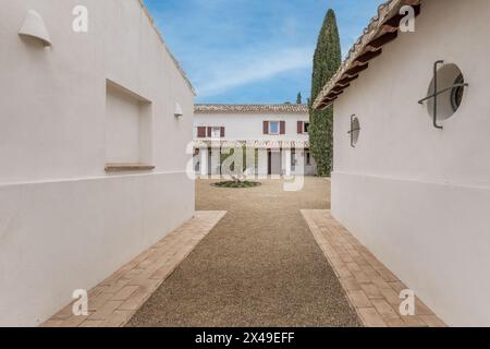 Couloir d'accès de l'extérieur au patio intérieur d'une maison de campagne de style ferme andalouse Banque D'Images