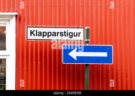 Un panneau de rue avec le mot Klapparstigur est sur un poteau à Reikiavik, Islande. Le panneau pointe vers la gauche Banque D'Images