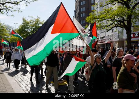 Hambourg, Allemagne. 01 mai 2024. Les participants à la manifestation du jour de mai révolutionnaire organisée par Roter Aufbau tiennent des drapeaux palestiniens. Sous le slogan «Guerre, crise, capitalisme - il ne doit pas rester tel qu'il est», la manifestation devait conduire par Georg, Hohenfelde et Eilbek à la station de S-Bahn Landwehr, entre autres. Crédit : Axel Heimken/dpa/Alamy Live News Banque D'Images