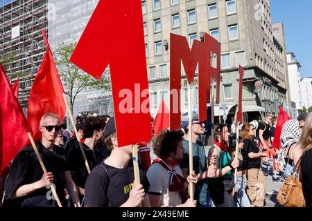 Hambourg, Allemagne. 01 mai 2024. Les participants à la « manifestation révolutionnaire du jour de mai » organisée par le Roter Aufbau défilent dans la ville. Sous le slogan «Guerre, crise, capitalisme - il ne peut pas rester comme il est», la manifestation devait conduire par Georg, Hohenfelde et Eilbek à la station de S-Bahn Landwehr, entre autres. Crédit : Axel Heimken/dpa/Alamy Live News Banque D'Images