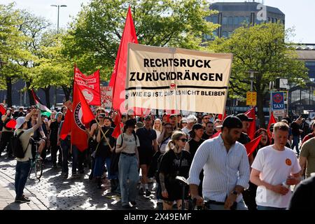 Hambourg, Allemagne. 01 mai 2024. Les participants à la manifestation « démo révolutionnaire du 1er mai » organisée par le Roter Aufbau (reconstruction rouge) tiennent une bannière avec le slogan « poussez le virage vers la droite - il ne doit pas rester comme il est ». Crédit : Axel Heimken/dpa/Alamy Live News Banque D'Images