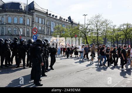 Hambourg, Allemagne. 01 mai 2024. Les policiers observent la « manifestation révolutionnaire du 1er mai » organisée par la construction rouge. Sous le slogan «Guerre, crise, capitalisme - il ne doit pas rester tel qu'il est», la manifestation devait conduire par Georg, Hohenfelde et Eilbek à la station de S-Bahn Landwehr, entre autres. Crédit : Axel Heimken/dpa/Alamy Live News Banque D'Images