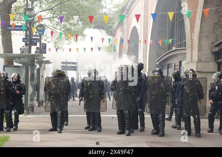 Paris, France. 01 mai 2024. © PHOTOPQR/LE PARISIEN/Olivier Arandel ; Paris ; 01/05/2024 ; Paris, France mercredi 1er mai 2024 le cortège parisien part de la place de la République à 14 heures direction la place de la Nation. 15 000 à 30 000 personnes sont attendues dans la capitale LP/Olivier Arandel - défilés traditionnels et manifestations dans les rues le jour de mai en France *** local Caption *** LP/ Olivier Arandel crédit : MAXPPP/Alamy Live News Banque D'Images