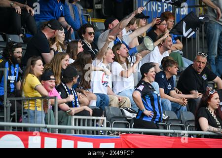 Leuven, Belgique. 01 mai 2024. Fans et supporters de Bruges photographiés lors d'un match de football féminin entre Oud Heverlee Louvain et le Club Brugge YLA lors de la finale de la Coupe de Belgique, le mercredi 1er mai 2024 à Louvain, BELGIQUE . Crédit : Sportpix/Alamy Live News Banque D'Images