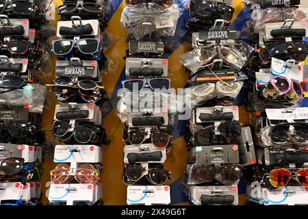 Rangées de lunettes de soleil bon marché à vendre sur l'affichage dans la boutique Banque D'Images