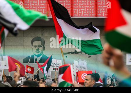 Tunis, Tunisie. 1er mai 2024. Tunis, Tunisie. 01 mai 2024. Un grand rassemblement a lieu à Tunis pour marquer la Journée internationale des travailleurs mais aussi la résistance palestinienne au milieu de la guerre dévastatrice contre Gaza. Plusieurs drapeaux palestiniens ont été agités pendant l'événement, aux côtés du drapeau tunisien et des drapeaux de l'UGTT. Le secrétaire général de l'Union générale tunisienne du travail (UGTT) Noureddine Taboubi a prononcé un discours lors de l'événement depuis le siège de l'UGTT (crédit image : © Hasan mrad/IMAGESLIVE via ZUMA Press Wire) USAGE ÉDITORIAL SEULEMENT! Non destiné à UN USAGE commercial ! Banque D'Images