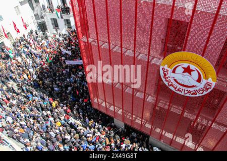 Tunis, Tunisie. 1er mai 2024. Tunis, Tunisie. 01 mai 2024. Le siège de l'Union générale tunisienne du travail (UGTT) lors d'un grand rassemblement pour marquer la Journée internationale des travailleurs à Tunis, Tunisie. L’événement a célébré la lutte des travailleurs et leurs réalisations économiques et sociales, mais aussi la résistance des Palestiniens dans la bande de Gaza assiégée et en Cisjordanie. Plusieurs drapeaux palestiniens ont été agités pendant l’événement, aux côtés du drapeau tunisien et des drapeaux de l’UGTT (crédit image : © Hasan mrad/IMAGESLIVE via ZUMA Press Wire) À USAGE ÉDITORIAL EXCLUSIF ! Non destiné à UN USAGE commercial ! Banque D'Images