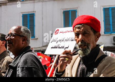 Tunis, Tunisie. 1er mai 2024. Tunis, Tunisie. 01 mai 2024. Un grand rassemblement a lieu à Tunis pour marquer la Journée internationale des travailleurs mais aussi la résistance palestinienne au milieu de la guerre dévastatrice contre Gaza. Plusieurs drapeaux palestiniens ont été agités pendant l'événement, aux côtés du drapeau tunisien et des drapeaux de l'UGTT. Le secrétaire général de l'Union générale tunisienne du travail (UGTT) Noureddine Taboubi a prononcé un discours lors de l'événement depuis le siège de l'UGTT (crédit image : © Hasan mrad/IMAGESLIVE via ZUMA Press Wire) USAGE ÉDITORIAL SEULEMENT! Non destiné à UN USAGE commercial ! Banque D'Images