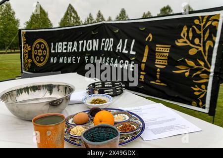 Washington, District de Columbia, États-Unis. 30 avril 2024. Une communauté d’activistes pro-palestiniens se réunit pour un seder de Pâque, organisé par If Not Now DC, sur la pelouse du Capitole américain. (Crédit image : © Diane Krauthamer/ZUMA Press Wire) USAGE ÉDITORIAL SEULEMENT! Non destiné à UN USAGE commercial ! Banque D'Images