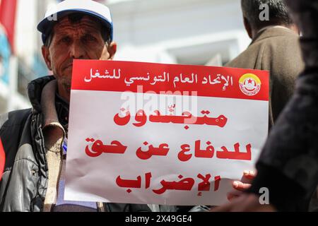 Tunis, Tunisie. 1er mai 2024. Tunis, Tunisie. 01 mai 2024. Un grand rassemblement a lieu à Tunis pour marquer la Journée internationale des travailleurs mais aussi la résistance palestinienne au milieu de la guerre dévastatrice contre Gaza. Plusieurs drapeaux palestiniens ont été agités pendant l'événement, aux côtés du drapeau tunisien et des drapeaux de l'UGTT. Le secrétaire général de l'Union générale tunisienne du travail (UGTT) Noureddine Taboubi a prononcé un discours lors de l'événement depuis le siège de l'UGTT (crédit image : © Hasan mrad/IMAGESLIVE via ZUMA Press Wire) USAGE ÉDITORIAL SEULEMENT! Non destiné à UN USAGE commercial ! Banque D'Images