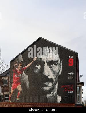 Angleterre, Liverpool - 29 décembre 2023 : Ian Rush, meilleur buteur de tous les temps, est une fresque murale sur une maison près du stade Anfiel. Banque D'Images