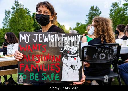 Washington, District de Columbia, États-Unis. 30 avril 2024. Une communauté d’activistes pro-palestiniens se réunit pour un seder de Pâque, organisé par If Not Now DC, sur la pelouse du Capitole américain. (Crédit image : © Diane Krauthamer/ZUMA Press Wire) USAGE ÉDITORIAL SEULEMENT! Non destiné à UN USAGE commercial ! Banque D'Images