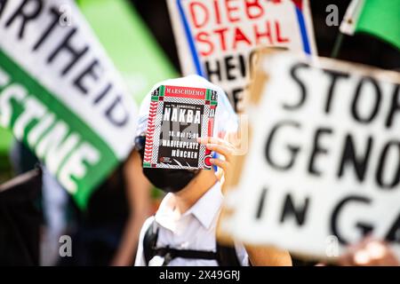 Munich, Allemagne. 01 mai 2024. Publicité pour la démo Nakba du 18 mai. De nombreux participants se sont réunis pour le jour du mai révolutionnaire 2024 à Munich, en Allemagne. Selon l’appel, ils voulaient « lutter contre la révolution – contre la guerre, le racisme et les coupes sociales » et se référer à « la crise climatique, la guerre en Ukraine et à Gaza, la menace d’escalade entre les puissances nucléaires, la surveillance globale par le biais des nouvelles technologies ». (Photo de Alexander Pohl/Sipa USA) crédit : Sipa USA/Alamy Live News Banque D'Images