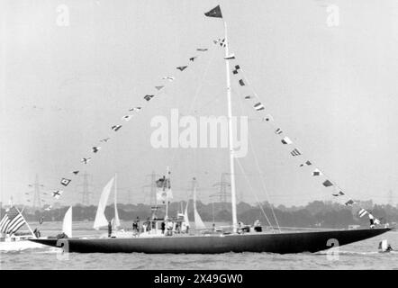 LE YACHT ENDEAVOUR DE LA COUPE AMERICAS DE 1934 NAVIGUE DANS LE SOLENT APRÈS AVOIR ÉTÉ RESTAURÉ ET RECONSTRUIT. 1989 PIC MIKE WALKER 1989 Banque D'Images