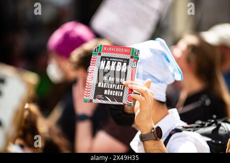 Munich, Allemagne. 01 mai 2024. Publicité pour la démo Nakba du 18 mai. De nombreux participants se sont réunis pour le jour du mai révolutionnaire 2024 à Munich, en Allemagne. Selon l’appel, ils voulaient « lutter contre la révolution – contre la guerre, le racisme et les coupes sociales » et se référer à « la crise climatique, la guerre en Ukraine et à Gaza, la menace d’escalade entre les puissances nucléaires, la surveillance globale par le biais des nouvelles technologies ». (Photo de Alexander Pohl/Sipa USA) crédit : Sipa USA/Alamy Live News Banque D'Images