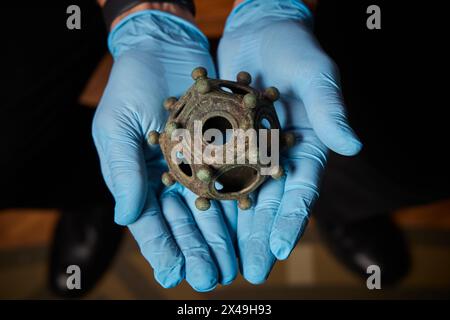 Mercredi 1 mai 2024 Dodécaèdre au Lincoln Museum trouvé à Norton Disney, près de Lincoln, à l'été 2023, l'artefact est l'un des plus grands de son genre jamais trouvé, mesurant 8cm de haut et pesant 254g. Banque D'Images