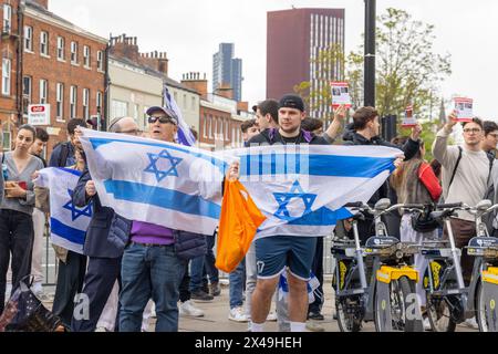 Leeds, Royaume-Uni. 01 MAI 2024. Des contre-manifestants juifs brandissent des drapeaux israéliens à la sortie d'un étudiant palestinien à l'Université de Leeds . Crédit Milo Chandler/Alamy Live News Banque D'Images