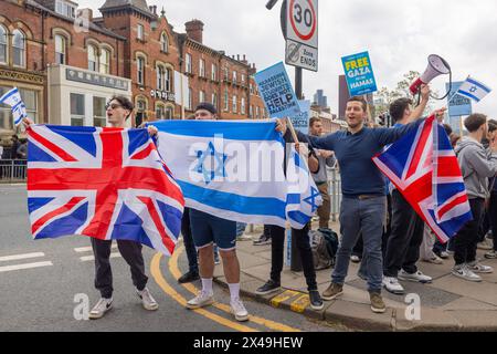 Leeds, Royaume-Uni. 01 MAI 2024. Des contre-manifestants juifs brandissent des drapeaux israéliens et syndicaux lors d'une promenade d'étudiants palestiniens à l'Université de Leeds . Crédit Milo Chandler/Alamy Live News Banque D'Images