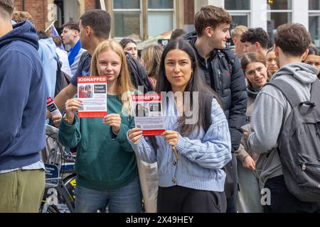 Leeds, Royaume-Uni. 01 MAI 2024. Les contre-manifestants juifs tiennent des affiches de personnes « kidnappées » vers la caméra. Crédit Milo Chandler/Alamy Live News Banque D'Images