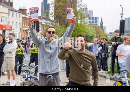 Leeds, Royaume-Uni. 01 MAI 2024. Les contre-manifestants juifs tiennent des affiches de personnes « kidnappées » vers la caméra. Crédit Milo Chandler/Alamy Live News Banque D'Images