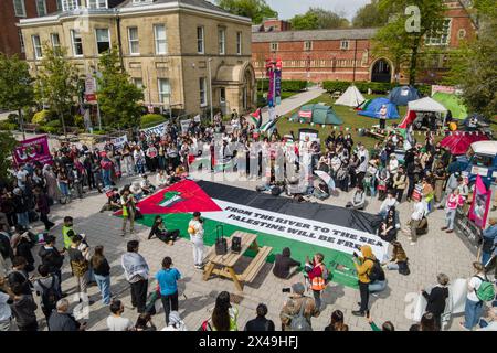 Leeds, Royaume-Uni. 01 MAI 2024. Un grand drapeau Pro Palestine est placé parmi une foule de gens dans le nouveau campement étudiant à l'extérieur de l'Union étudiante UOL. Crédit Milo Chandler/Alamy Live News Banque D'Images