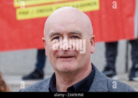 Londres, Royaume-Uni. 1er mai 2024. Mick Lynch, secrétaire général de la RMT. Les membres des syndicats et les travailleurs participent à la marche annuelle du 1er mai et au rassemblement avec des discours à Trafalgar Square. La marche dans le centre de Londres va de Clerkenwell Green à Trafalgar Square. Elle célèbre les droits des travailleurs et exige de meilleures conditions et salaires. Crédit : Mark Thomas/Alamy Live News Banque D'Images