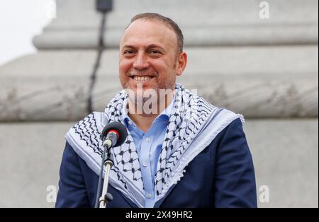 Londres, Royaume-Uni. 1er mai 2024. Husam Zomlot - Ambassadeur itinérant - État de Palestine et Ambassadeur de Palestine au Royaume-Uni les membres des syndicats et des travailleurs participent à la marche annuelle du 1er mai et au rassemblement avec des discours à Trafalgar Square. La marche dans le centre de Londres va de Clerkenwell Green à Trafalgar Square. Elle célèbre les droits des travailleurs et exige de meilleures conditions et salaires. Crédit : Mark Thomas/Alamy Live News Banque D'Images