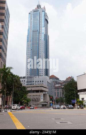 Kuala Lumpur, Malaisie - 25 novembre 2019 : vue sur la rue du centre-ville de Kuala Lumpur, les gens et les voitures sont dans la rue, la tour Am EzBank Malaysia est sur un bac Banque D'Images