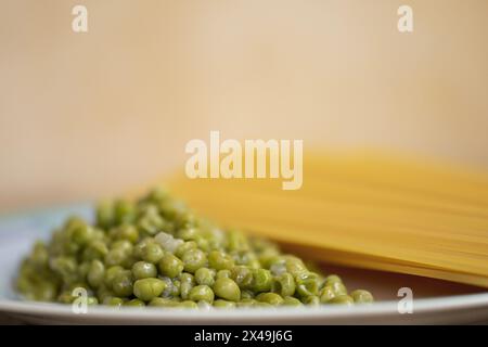 spaghetti et pois cuits dans un plat Banque D'Images