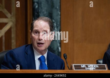 Washington, États-Unis. 01 mai 2024. Président de la Commission sénatoriale américaine sur les finances le sénateur américain Ron Wyden d-OR lors d'une audition de la Commission sénatoriale des finances avec le PDG de UnitedHealth Group Andrew Witty pour examiner le piratage des soins de santé américains, Focus on Assessing the change Healthcare cyber Attack and What's Next' dans le bâtiment du Sénat Dirksen à Washington, DC, le mercredi 1er mai 2024. Photo de Annabelle Gordon/UPI. Crédit : UPI/Alamy Live News Banque D'Images