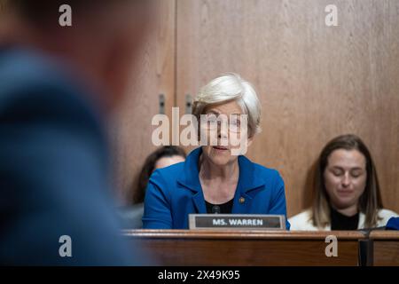 Washington, États-Unis. 01 mai 2024. La sénatrice des États-Unis Elizabeth Warren, d-ma, lors d'une audition du Comité des finances du Sénat avec le PDG de UnitedHealth Group Andrew Witty "pour examiner le piratage des soins de santé américains, en se concentrant sur l'évaluation de la cyber-attaque de change Healthcare et ce qui est à venir" dans l'immeuble de bureaux du Sénat Dirksen à Washington, DC le mercredi 1er mai 2024. Photo de Annabelle Gordon/UPI. Crédit : UPI/Alamy Live News Banque D'Images