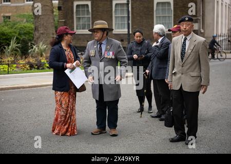 Londres, Royaume-Uni. 01 mai 2024. D'anciens soldats Gurkha déposent une pétition au 10 Downing Street menaçant de reprendre leurs grèves de la faim dans un différend de longue date avec le gouvernement britannique sur leurs droits à pension. Crédit : Ian Davidson/Alamy Live News Banque D'Images